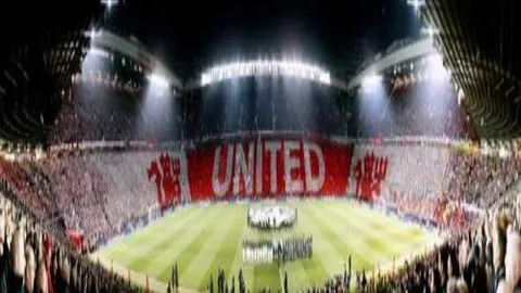 中国女子水球队点球大战问鼎亚锦赛，央视新闻客户端播报胜利盛况